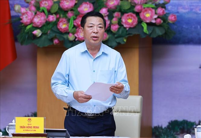 Bộ trưởng Bộ Xây dựng Trần Hồng Minh báo cáo tiến độ thực hiện các dự án trọng điểm ngành giao thông vận tải. Ảnh: Dương Giang-TTXVN
