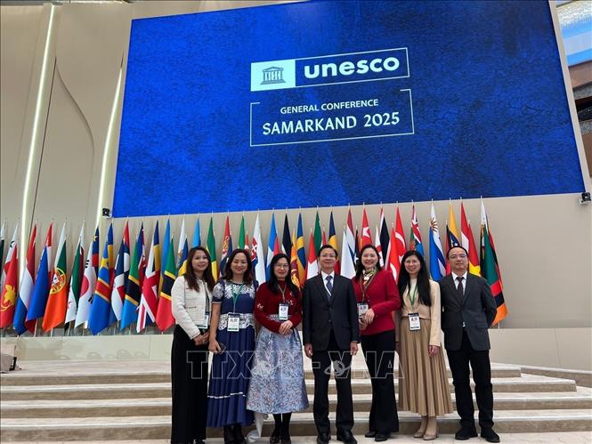 Đoàn Việt Nam tham dự Kỳ họp lần thứ 43 Đại hội đồng UNESCO. Ảnh: TTXVN phát