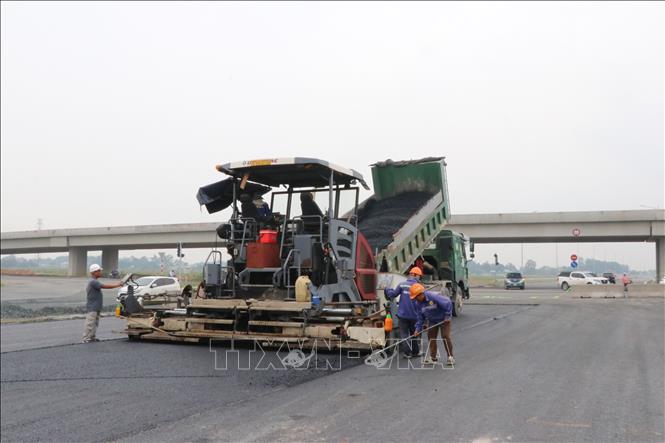 Thảm nhựa tại Dự án thành phần 3, đường Vành đai 3 - Thành phố Hồ Chí Minh. Ảnh: Công Phong - TTXVN