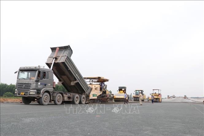 Cấp phối đá dăm tại Dự án thành phần 3, đường Vành đai 3 - Thành phố Hồ Chí Minh. Ảnh: Công Phong - TTXVN