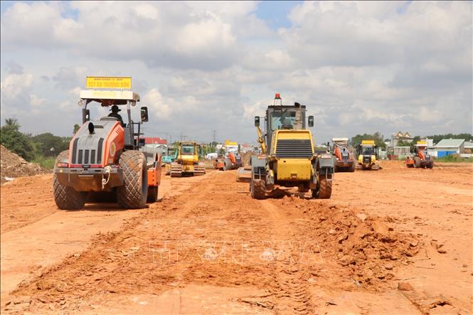 Thi công nền đường tại cao tốc Biên Hòa - Vũng Tàu. Ảnh: Công Phong - TTXVN