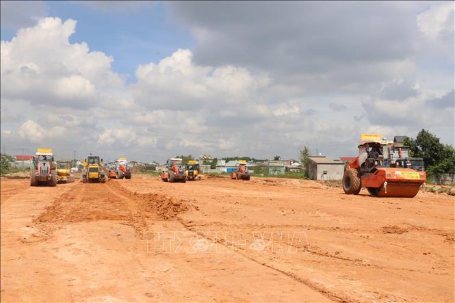 Thi công nền đường tại cao tốc Biên Hòa - Vũng Tàu. Ảnh: Công Phong - TTXVN