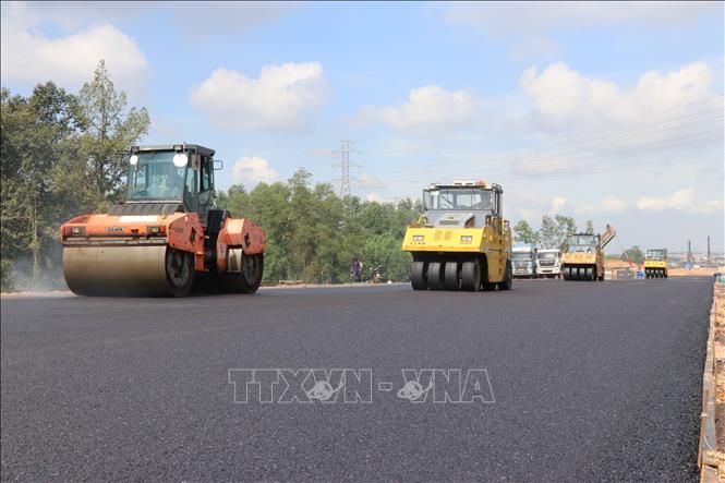 Lu nền sau khi thảm nhựa tại cao tốc Biên Hòa - Vũng Tàu. Ảnh: Công Phong - TTXVN