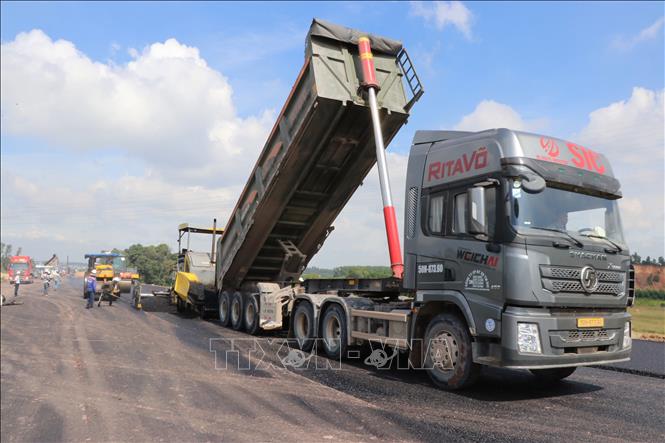 Thảm nhựa tại cao tốc Biên Hòa - Vũng Tàu. Ảnh: Công Phong - TTXVN