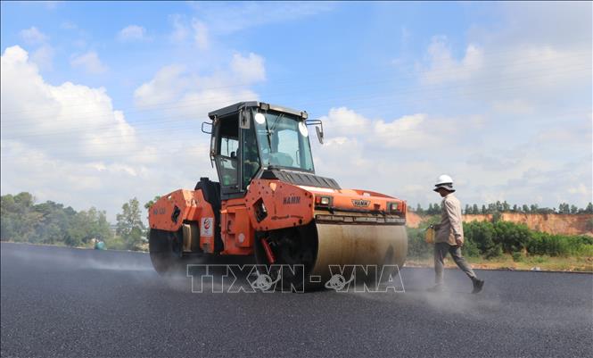 Lu nền sau khi thảm nhựa tại cao tốc Biên Hòa - Vũng Tàu. Ảnh: Công Phong - TTXVN