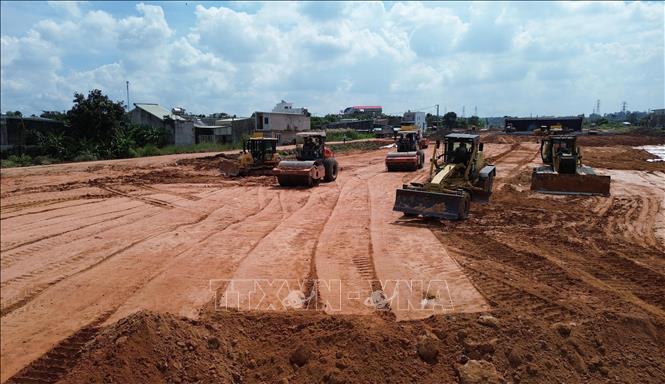 Đào đắp nền đường tại cao tốc Biên Hòa - Vũng Tàu. Ảnh: Công Phong - TTXVN