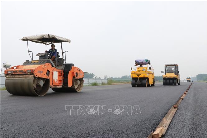 Lu nền sau khi thảm nhự tại Dự án thành phần 3, đường Vành đai 3 - Thành phố Hồ Chí Minh. Ảnh: Công Phong - TTXVN