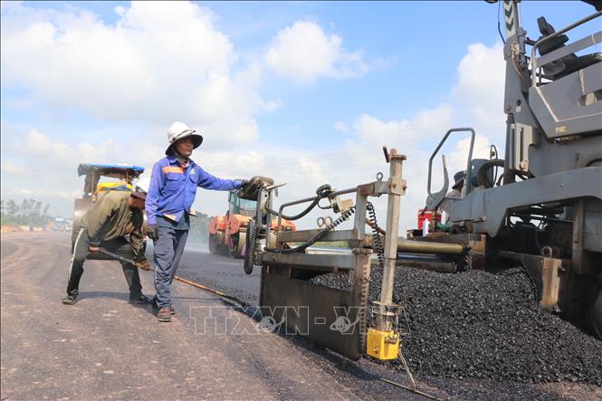Thảm nhựa tại cao tốc Biên Hòa - Vũng Tàu. Ảnh: Công Phong - TTXVN