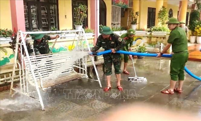 Các lực lượng tích cực hỗ trợ các điểm trường trên địa bàn xã Lệ Thủy, tỉnh Quảng Trị khắc phục hậu quả sau thiên tai. Ảnh: Võ Dung - TTXVN