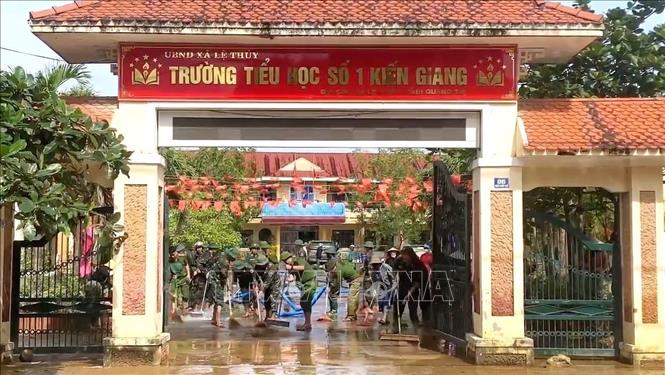 Lực lượng quân đội, công an, dân quân và đoàn viên thanh niên hỗ trợ các điểm trường trên địa bàn xã Lệ Thủy, Quảng Trị khắc phục hậu quả mưa lũ. Ảnh: Võ Dung - TTXVN