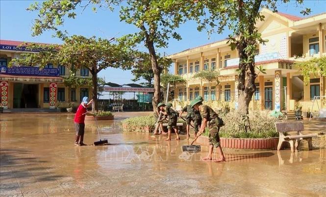 Cán bộ, chiến sĩ các đơn vị thuộc Bộ Chỉ huy Quân sự tỉnh Quảng Trị tích cực hỗ trợ nhân dân xã Lệ Thủy khắc phục hậu quả. Ảnh: Võ Dung - TTXVN