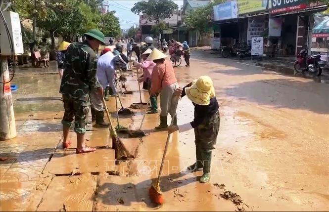 Các lực lượng được bố trí về các khu dân cư, chợ và trường học, tập trung hỗ trợ các khu vực bị ảnh hưởng nặng trên địa bàn xã Lệ Thủy, tỉnh Quảng Trị. Ảnh: Võ Dung - TTXVN