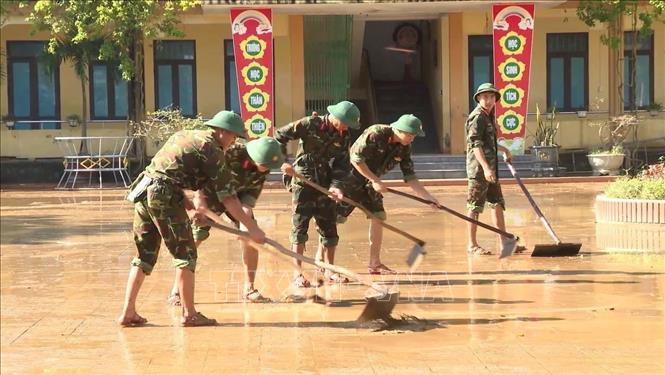 Cán bộ, chiến sĩ lực lượng vũ trang tỉnh Quảng Trị không quản ngại khó khăn, tích cực hỗ trợ địa phương khắc phục hậu quả mưa lũ. Ảnh: Võ Dung - TTXVN