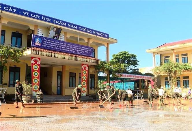 Cán bộ, chiến sĩ lực lượng vũ trang tỉnh Quảng Trị không quản ngại khó khăn, vất vả, tích cực hỗ trợ địa phương khắc phục hậu quả mưa lũ. Ảnh: Võ Dung - TTXVN