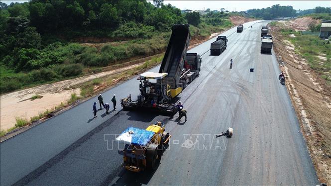 Thảm nhựa tại cao tốc Biên Hòa - Vũng Tàu. Ảnh: Công Phong - TTXVN