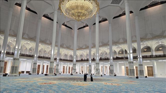 Công trình có phòng cầu nguyện 20.000 m² chứa 120.000 tín đồ, nổi bật với cột đá cẩm thạch trắng bát giác và khảm mosaic Algeria truyền thống. Ảnh: Nguyễn An - PV TTXVN tại Algeria