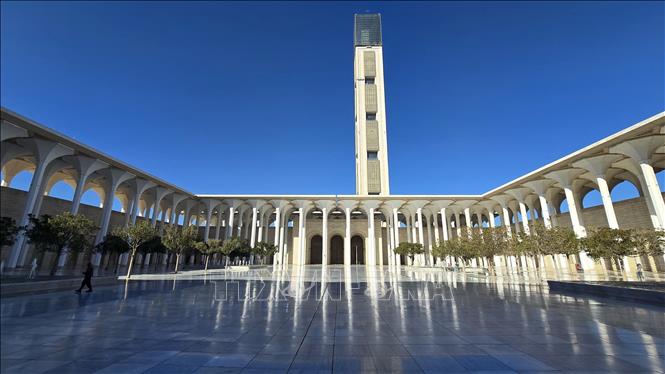 Đài phun nước trung tâm Đại thánh đường. Ảnh: Nguyễn An - PV TTXVN tại Algeria