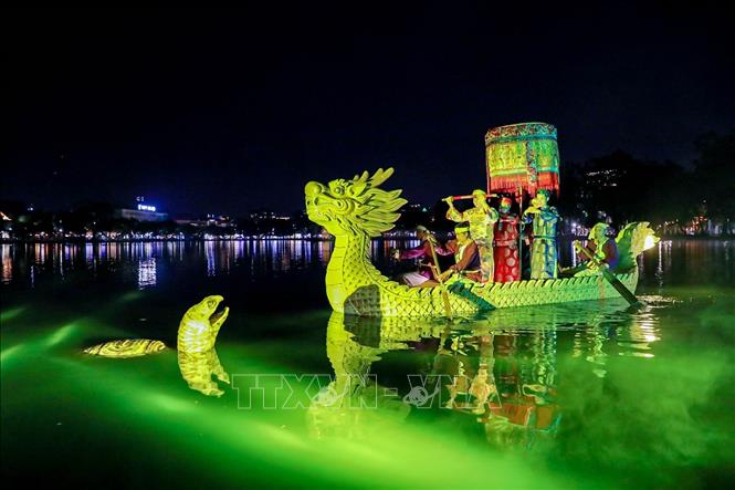 Phân đoạn vua Lê Lợi trả gươm cho rùa vàng trên hồ Hoàn Kiếm. Ảnh: Khánh Hoà - TTXVN