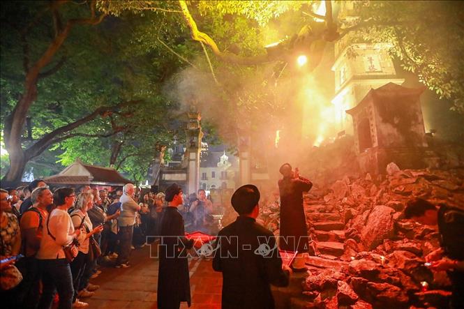 Lễ ban chữ thánh hiền trước Tháp Bút. Ảnh: Khánh Hoà - TTXVN