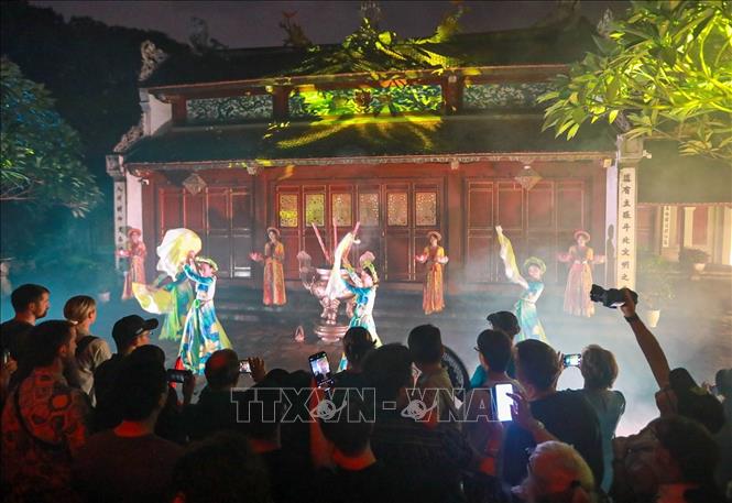 Tour đêm “Ngọc Sơn – Đêm huyền bí”, đưa người dân và du khách cảm nhận di sản trong không gian ánh sáng và âm thanh đặc biệt. Ảnh: Khánh Hoà - TTXVN