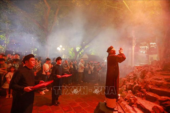 Lễ ban chữ thánh hiền trước Tháp Bút. Ảnh: Khánh Hoà - TTXVN