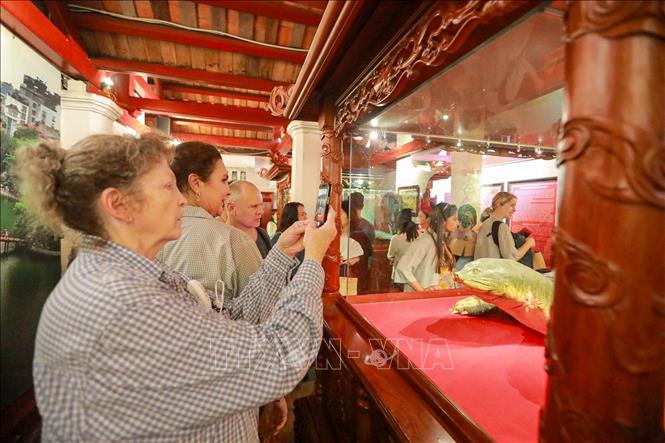 Du khách nước ngoài trải nghiệm Tour đêm “Ngọc Sơn – Đêm huyền bí”. Ảnh: Khánh Hoà - TTXVN