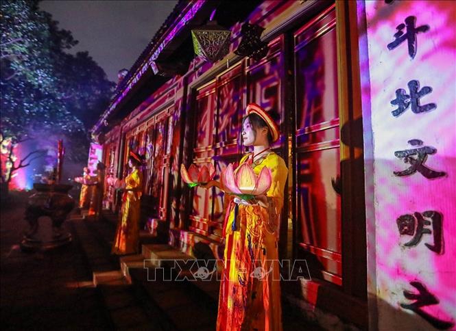 Tour đêm “Ngọc Sơn – Đêm huyền bí” đưa người dân và du khách cảm nhận di sản trong không gian ánh sáng và âm thanh đặc biệt. Ảnh: Khánh Hoà - TTXVN