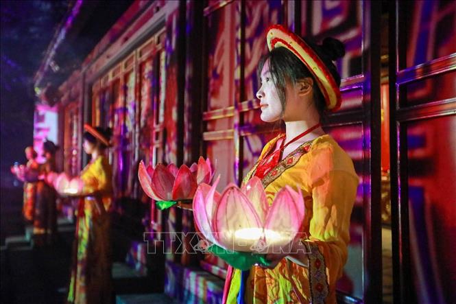Tour đêm “Ngọc Sơn – Đêm huyền bí” đưa người dân và du khách cảm nhận di sản trong không gian ánh sáng và âm thanh đặc biệt. Ảnh: Khánh Hoà - TTXVN