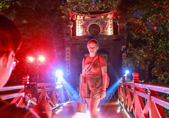 Du khách nước ngoài trải nghiệm Tour đêm “Ngọc Sơn – Đêm huyền bí”. Ảnh: Khánh Hoà - TTXVN