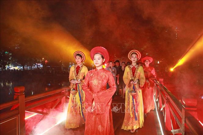 Tour đêm “Ngọc Sơn – Đêm huyền bí” đưa người dân và du khách cảm nhận di sản trong không gian ánh sáng và âm thanh đặc biệt. Ảnh: Khánh Hoà - TTXVN