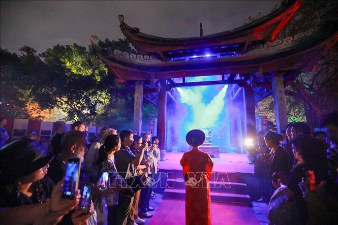 Tour đêm “Ngọc Sơn – Đêm huyền bí” thu hút người dân và du khách. Ảnh: Khánh Hoà - TTXVN