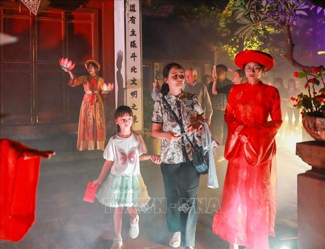 Tour đêm “Ngọc Sơn – Đêm huyền bí” thu hút người dân và du khách. Ảnh: Khánh Hoà - TTXVN