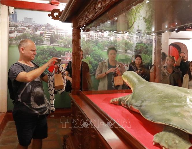 Du khách nước ngoài trải nghiệm Tour đêm “Ngọc Sơn – Đêm huyền bí”. Ảnh: Khánh Hoà - TTXVN