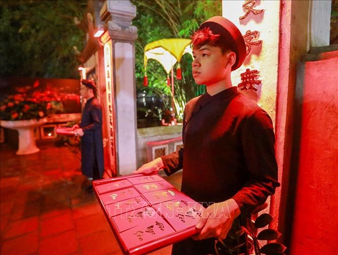 Tour đêm “Ngọc Sơn – Đêm huyền bí” đưa người dân và du khách cảm nhận di sản trong không gian ánh sáng và âm thanh đặc biệt. Ảnh: Khánh Hoà - TTXVN