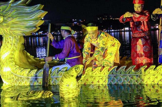 Phân đoạn vua Lê Lợi trả gươm cho rùa vàng trên hồ Hoàn Kiếm. Ảnh: Khánh Hoà - TTXVN