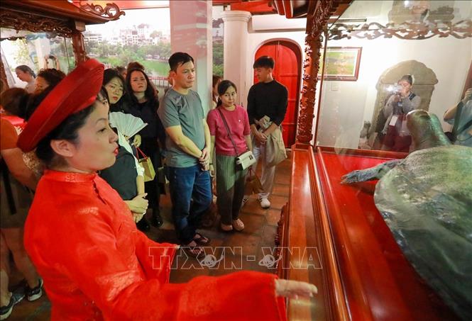 Tour đêm “Ngọc Sơn – Đêm huyền bí” thu hút người dân và du khách. Ảnh: Khánh Hoà - TTXVN