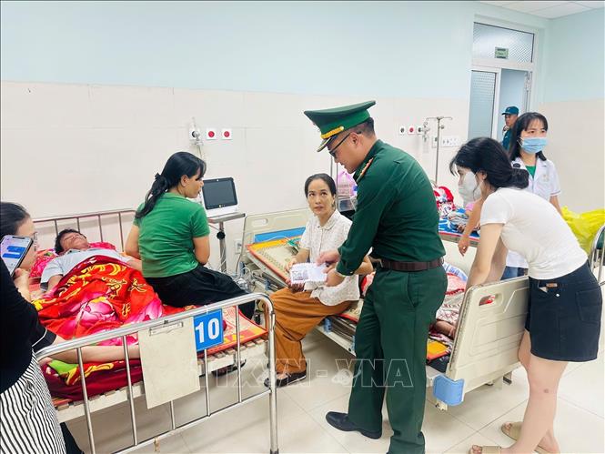 Đại diện Đồn biên phòng Lý Sơn thăm hỏi, động viên, trao hỗ trợ cho gia đình người gặp nạn. Ảnh: TTXVN phát