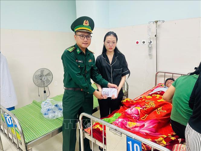 Đại diện Đồn biên phòng Lý Sơn thăm hỏi, động viên, trao hỗ trợ cho gia đình người gặp nạn. Ảnh: TTXVN phát