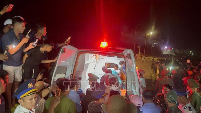 Khoảnh khắc cơ quan chức năng, người dân Lý Sơn đón 3 người mất tích trở về. Ảnh: TTXVN phát