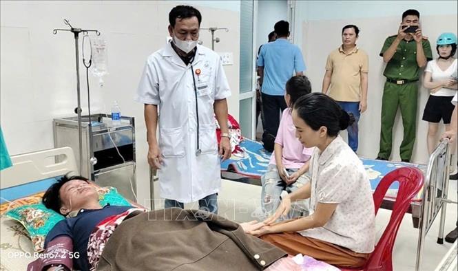 Bác sĩ, người nhà chăm sóc cho anh Lê Văn Sanh - 1 trong 3 người mất tích. Ảnh: TTXVN phát