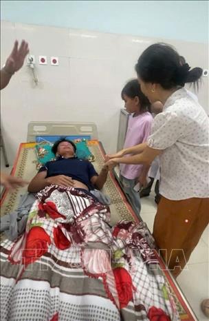 Khoảnh khắc đoàn tụ gia đình sau 2 ngày mất tích trên biển. Ảnh: TTXVN phát