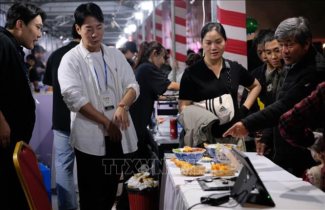 A booth of Korea cuisine attracts visitors. VNA Photo : Nguyễn Dũng 