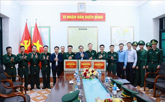 Thủ tướng Phạm Minh Chính tặng quà động viên cán bộ, chiến sĩ tại Đồn Biên phòng Yên Khương. Ảnh: Dương Giang-TTXVN 