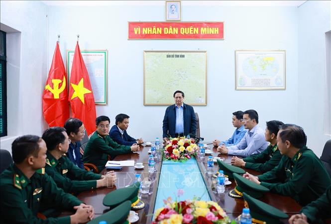 Thủ tướng Phạm Minh Chính thăm hỏi, động viên và giao nhiệm vụ cho cán bộ, chiến sĩ tại Đồn Biên phòng Yên Khương. Ảnh: Dương Giang-TTXVN 