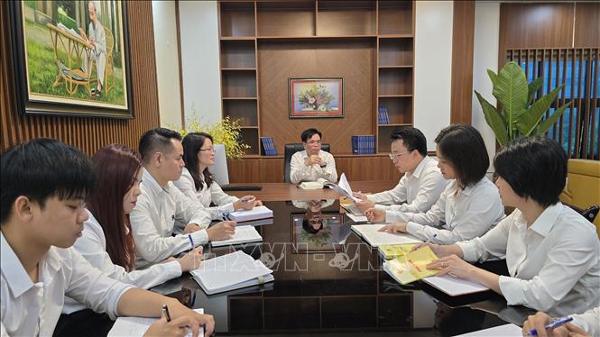 Chánh án Tòa án nhân dân khu vực 2 - Hà Nội Hoàng Ngọc Thành chủ trì cuộc họp giải quyết đơn yêu cầu mở thủ tục phá sản của Tổng Công ty Công nghiệp tàu thủy (SBIC). Ảnh: Kim Anh – TTXVN