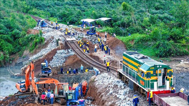 Ngành đường sắt huy động hằng trăm công nhân khắc phục sự cố sạt lở đường sắt qua tỉnh Đắk Lắk. Ảnh: Tường Quân - TTXVN