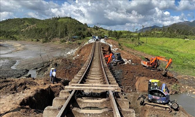 Hiện trường đoạn đường sắt bị sạt lở nghiêm trọng. Ảnh: Tường Quân - TTXVN