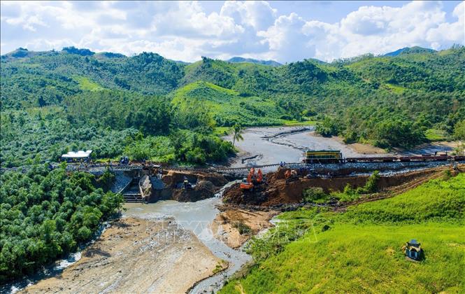 Đoạn đường sắt bị sạt lở khiến nhiều chuyến tàu tạm dừng. Ảnh: Tường Quân - TTXVN