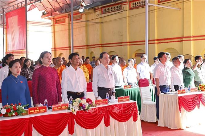 Chủ tịch Quốc hội Trần Thanh Mẫn và đại biểu thực hiện nghi thức chào cờ. Ảnh: Doãn Tấn - TTXVN