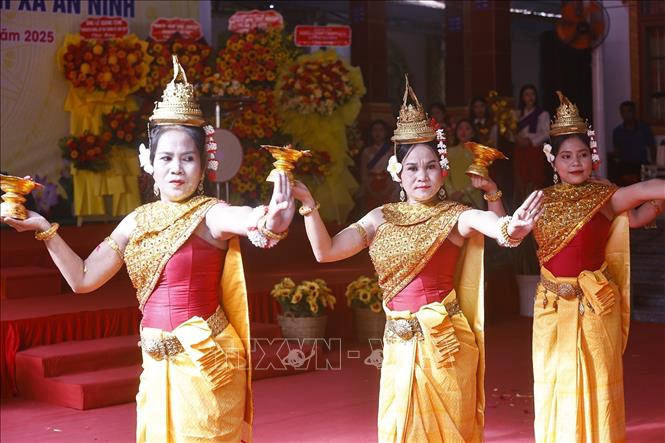 Chương trình văn nghệ chào mừng Ngày hội đại đoàn kết toàn dân tộc. Ảnh: Doãn Tấn - TTXVN
